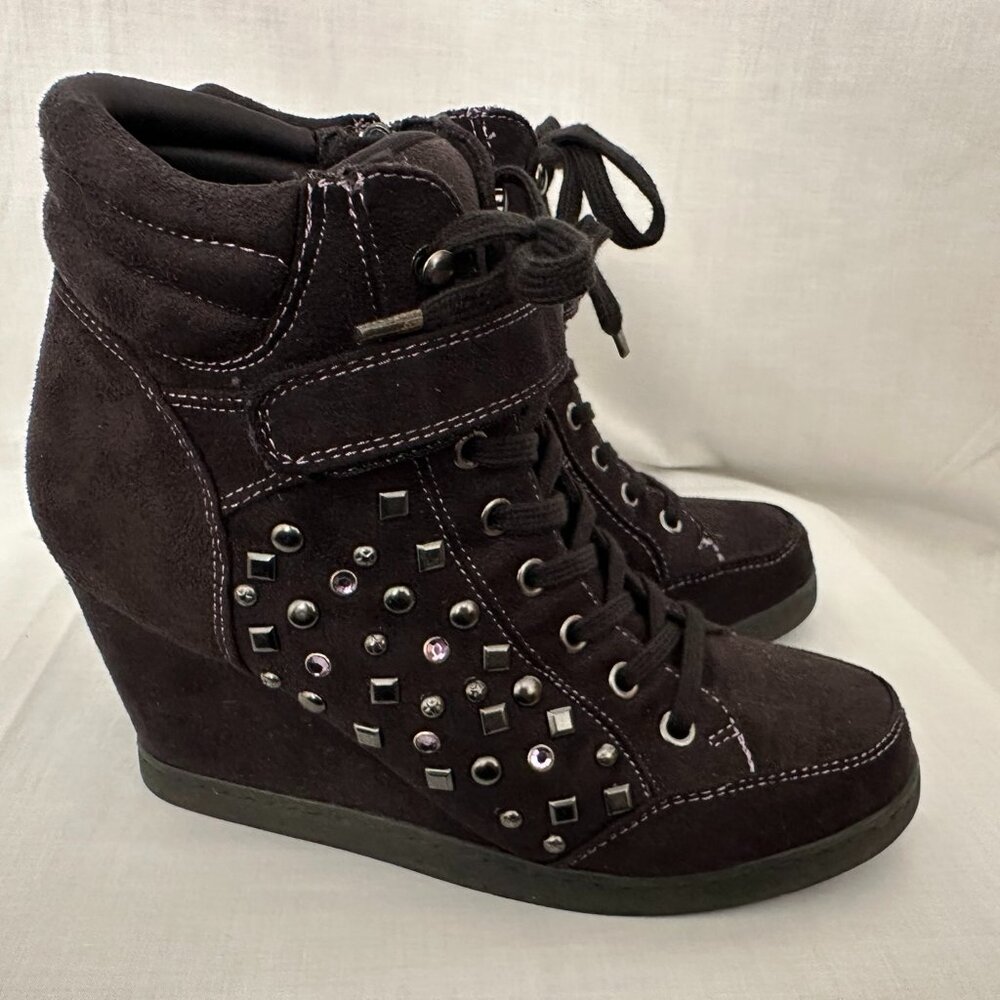 Princess Vera Wang Wedge Sneaker w/embellishments, size 8